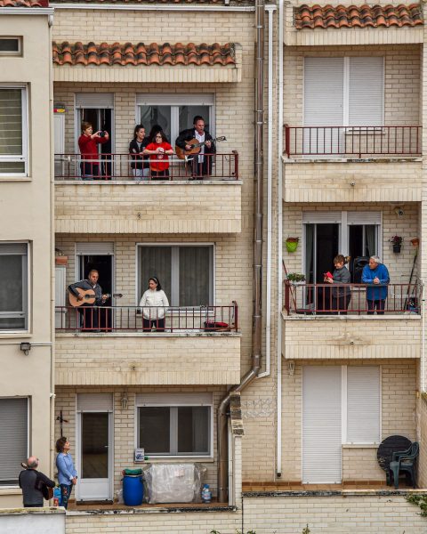 Spanish-way-of-celebrating-medical-staff-by-@nicoprg-France