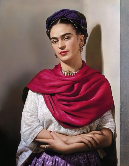 © 尼克拉斯• 穆雷（Nickolas Muray），《身批紫红长围巾的弗里达 •卡罗,“经典”（第二版本）》，1939
