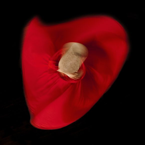 © Isabel Muñoz，Mevleví，2009。图片提供 上海西班牙文化中心-塞万提斯学院