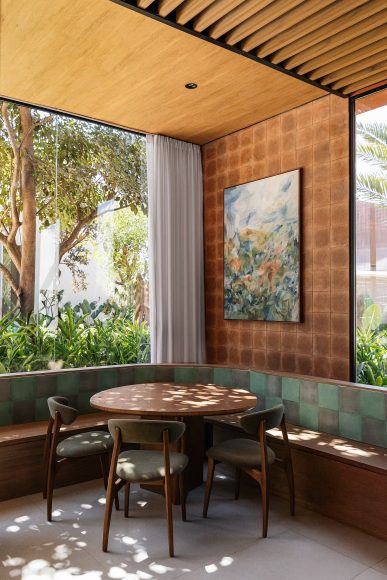 005-cozze-ristorante-recasts-italian-warmth-for-brasilias-urban-dining-1390x2085