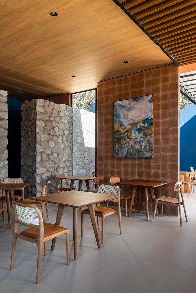 007-cozze-ristorante-recasts-italian-warmth-for-brasilias-urban-dining-1390x2085