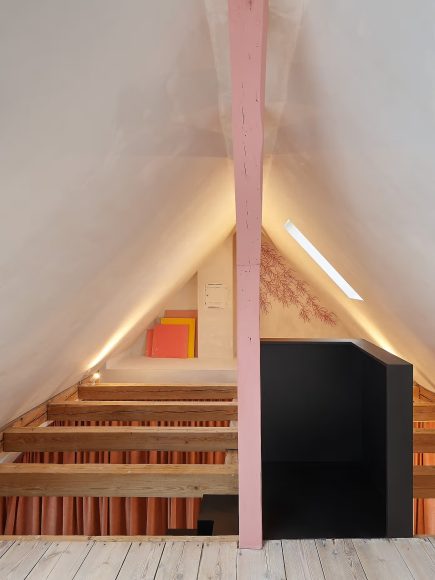 008-apartment-o-a-walkable-bookshelf-recasts-living-across-two-levels-1390x1853