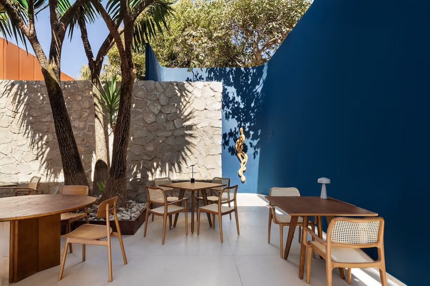 011-cozze-ristorante-recasts-italian-warmth-for-brasilias-urban-dining-1390x927