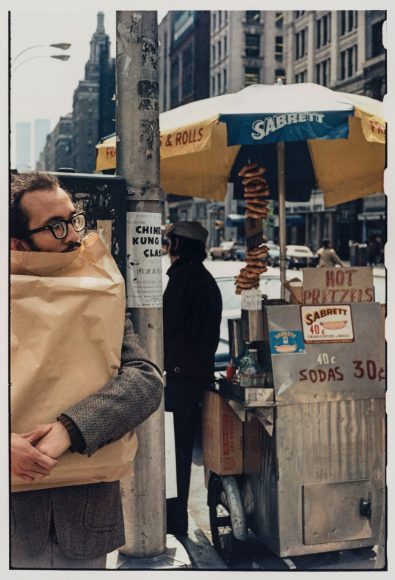 Helen Levitt, “New York” (1976, printed 1993), photograph, dye transfer color print. Gift of Mr. and Mrs. Graham Gund. © Helen Levitt Film Documents LLC. Photograph © Museum of Fine Arts, Boston
